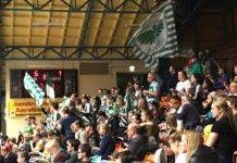 Stirnband an, Stutzen hochziehen und Faust in die Mitte