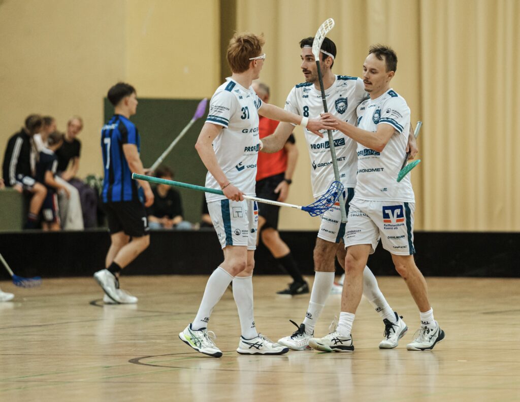 Conrad Lehwalder und Nils Hofferbert freuen sich mit Jarno Pensikkala über seinen verwandelten Penalty gegen die Rockets (Foto: Christoph Pabel)