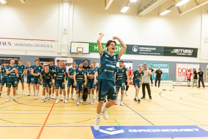 Doppeltorschütze Belcke animiert Mannschaft und Fans zu La Ola (Foto: Andreas Klüppelberg)