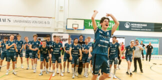 Schützenfest am Schützenday – Holzbüttgen verteidigt Tabellenführung mit Kantersieg gegen Potsdam Doppeltorschütze Belcke animiert Mannschaft und Fans zu La Ola (Foto: Andreas Klüppelberg)