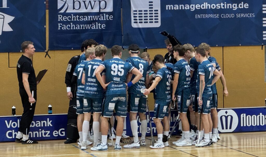 Timeout: Die Mannschaft der DJK bespricht sich während einer Auszeit in Chemnitz (Foto: Kristof Marzinkowski)