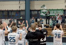 Trotz durchwachsenem Doppelspieltag – DJK Holzbüttgen neuer Tabellenführer Die Mannschaft der DJK feiert die Tabellenführung mit den mitgereisten Fans (Foto: Kristof Marzinkowski)