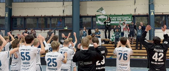 IMG_6303 Die Mannschaft der DJK feiert die Tabellenführung mit den mitgereisten Fans (Foto: Kristof Marzinkowski)