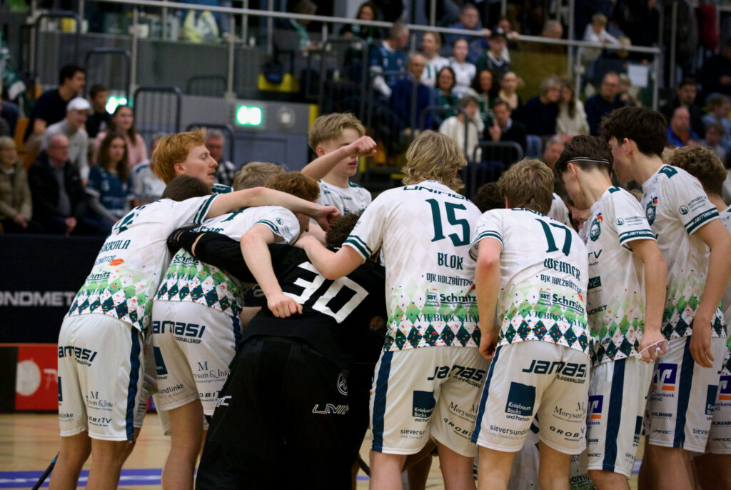 Gewollte Rudelbildung - die Mannschaft schwört sich auf das Spiel ein (Foto: Rene Thönnißen)