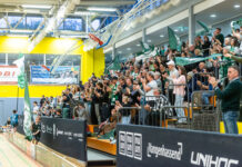 DJK Holzbüttgen unterliegt dem ETV Hamburg – 5:9-Niederlage am Sponsorday An der Unterstützung sollte es nicht gelegen haben - volle Hütte in der Kaarster Stadtparkhalle (Foto: Andreas Klüppelberg)