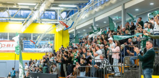 DJK Holzbüttgen unterliegt dem ETV Hamburg – 5:9-Niederlage am Sponsorday An der Unterstützung sollte es nicht gelegen haben - volle Hütte in der Kaarster Stadtparkhalle (Foto: Andreas Klüppelberg)