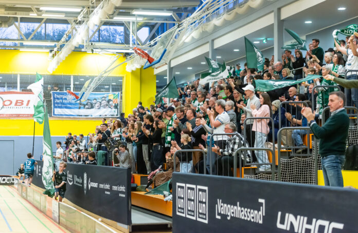 An der Unterstützung sollte es nicht gelegen haben - volle Hütte in der Kaarster Stadtparkhalle (Foto: Andreas Klüppelberg)
