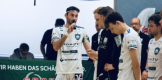 DJK Holzbüttgen verliert Tabellenführung nach dramatischem Duell in Schenefeld Kapitän Hofferbert richtet Worte an Mannschaft und Fans (Foto: Andreas Klüppelberg)