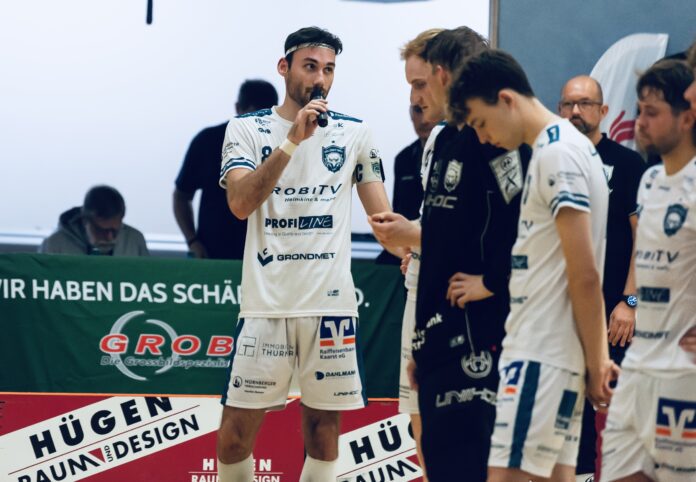 Kapitän Hofferbert richtet Worte an Mannschaft und Fans (Foto: Andreas Klüppelberg)