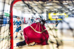 Der Weihnachtsmann unterhält die Jungadler in der Drittelpause (Foto: Andreas Klüppelberg)