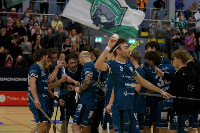 Kollektiver Jubel nach dem Sieg - Das Team der DJK (Foto: Rene Thönnißen)