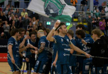 DJK Holzbüttgen feiert 6:3-Heimsieg gegen die Berlin Rockets – Wichtige Punkte im Playoff-Rennen Kollektiver Jubel nach dem Sieg - Das Team der DJK (Foto: Rene Thönnißen)