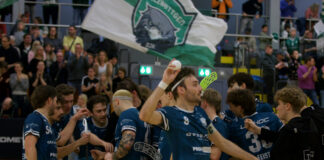 DJK Holzbüttgen feiert 6:3-Heimsieg gegen die Berlin Rockets – Wichtige Punkte im Playoff-Rennen Kollektiver Jubel nach dem Sieg - Das Team der DJK (Foto: Rene Thönnißen)