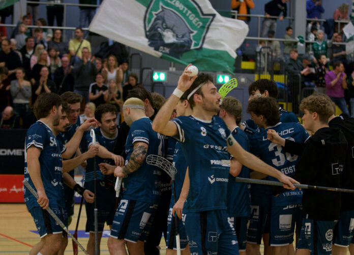 DJK_gg._Berlim_(THÖNNIßEN, RENÉ)_07.12.2025 - 48 von 110 Kollektiver Jubel nach dem Sieg - Das Team der DJK (Foto: Rene Thönnißen)