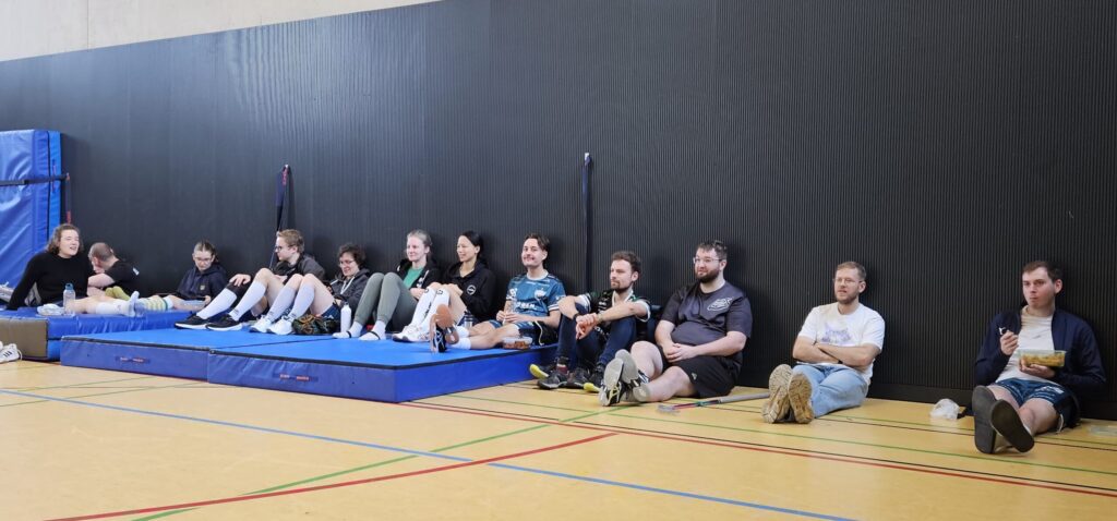 Warten auf das 2. Spiel - Das VL-Team der DJK (Foto: Andreas Kaiser)