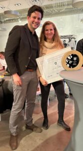 Abteilungsleiter Philip Jesse mit Sandra Oetting