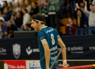 DJK Holzbüttgen gewinnt torreiches Duell gegen Schenefeld – Pflichtsieg mit Warnhinweis vor den Playoffs Mit 7 Torbeteiligungen erneut überragend: Kapitän Nils Hofferbert (Foto: R. Thönnißen)