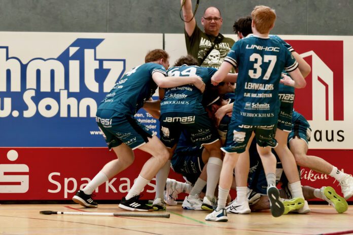 Kollektiver Jubel nach dem goldenen Tor durch Pensikkala (Foto: Rene Thönnißen)