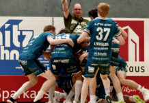 DJK Holzbüttgen gelingt im Viertelfinale Auftaktsieg gegen Rekordmeister Weißenfels Kollektiver Jubel nach dem goldenen Tor durch Pensikkala (Foto: Rene Thönnißen)