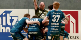 DJK Holzbüttgen gelingt im Viertelfinale Auftaktsieg gegen Rekordmeister Weißenfels Kollektiver Jubel nach dem goldenen Tor durch Pensikkala (Foto: Rene Thönnißen)