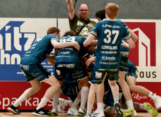 DJK Holzbüttgen gelingt im Viertelfinale Auftaktsieg gegen Rekordmeister Weißenfels Kollektiver Jubel nach dem goldenen Tor durch Pensikkala (Foto: Rene Thönnißen)