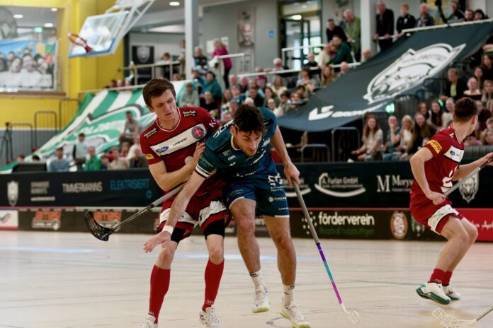 Rekordnationalspieler Tim Böttcher ringt mit DJK-Kapitän Hofferbert (Foto: Rene Thönnißen)