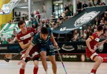 Dramatisches Playoff-Aus für die DJK Holzbüttgen in Weißenfels Rekordnationalspieler Tim Böttcher ringt mit DJK-Kapitän Hofferbert (Foto: Rene Thönnißen)