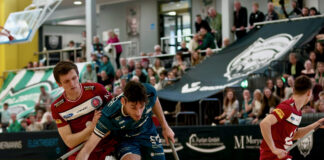 Dramatisches Playoff-Aus für die DJK Holzbüttgen in Weißenfels Rekordnationalspieler Tim Böttcher ringt mit DJK-Kapitän Hofferbert (Foto: Rene Thönnißen)