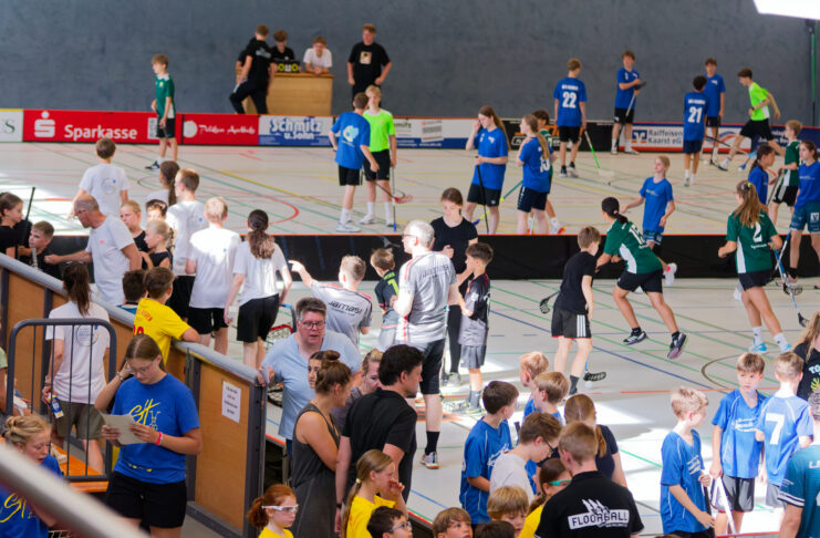 Kaarster Floorball-Schulcup 2026: 120 Nachwuchsspieler ermitteln drei Turniersieger in der Stadtparkhalle