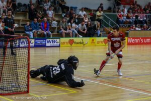 Tim Böttcher verwandelt den Penalty gegen Jan Saurbier (Foto: simon-werbung/mk)