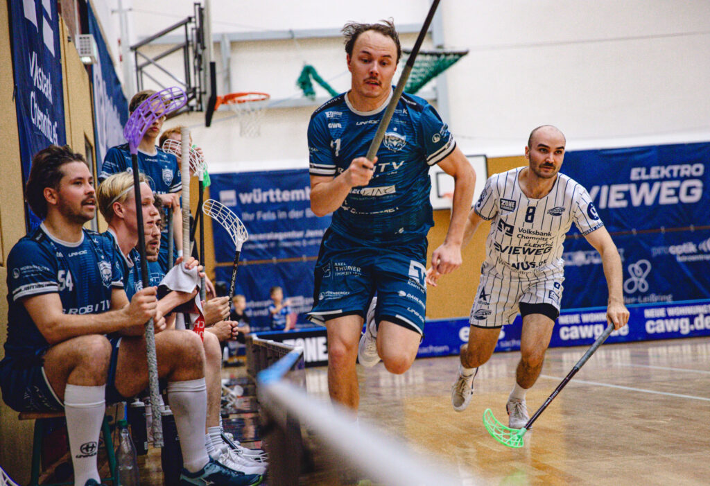 Pensikkala stürmt an der Holzbüttger Bank vorbei (Foto: Floor Fighters Chemnitz)