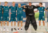 „Angstgegner“ entzaubert: DJK erobert Tabellenspitze zurück Goalie Jan Saurbier feiert mit den Fans den "Spitzenreiter" (Foto: Rene Thönnißen)