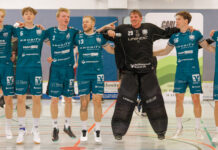 „Angstgegner“ entzaubert: DJK erobert Tabellenspitze zurück Goalie Jan Saurbier feiert mit den Fans den "Spitzenreiter" (Foto: Rene Thönnißen)