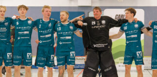 „Angstgegner“ entzaubert: DJK erobert Tabellenspitze zurück Goalie Jan Saurbier feiert mit den Fans den "Spitzenreiter" (Foto: Rene Thönnißen)