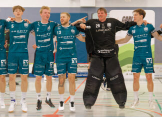 „Angstgegner“ entzaubert: DJK erobert Tabellenspitze zurück Goalie Jan Saurbier feiert mit den Fans den "Spitzenreiter" (Foto: Rene Thönnißen)