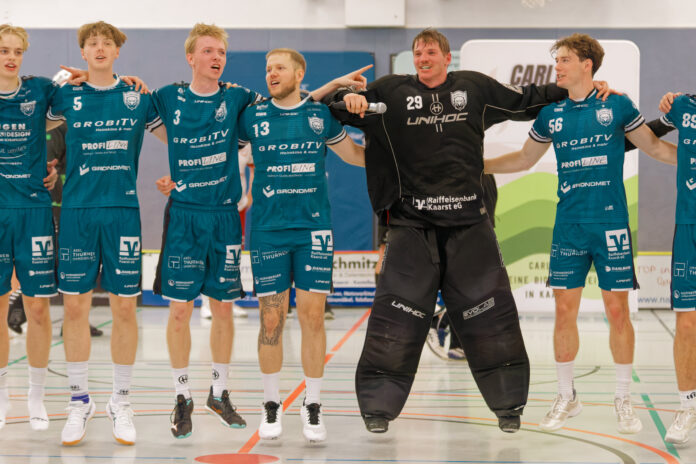 Goalie Jan Saurbier feiert mit den Fans den "Spitzenreiter" (Foto: Rene Thönnißen)