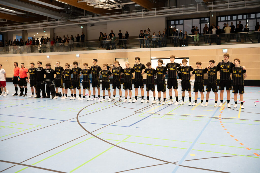 Die deutsche U17 Nationalmannschaft bei der Hymne (Foto: Floorball Deutschland)