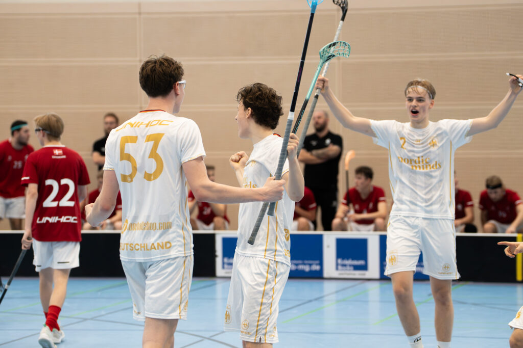 DJK-Spieler Maximilian Schrick (r.) freut sich über die Führung (Foto: Floorball Deutschland)