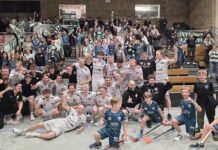 Derby-Wahnsinn in Bonn: Hofferbert schießt DJK zum sechsten Sieg in Folge "Derby"-Andenken: Mannschaft und Fans feiern den "Heimsieg" in Bonn (Foto: Kimmo Vallema)