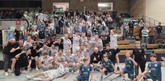 Derby-Wahnsinn in Bonn: Hofferbert schießt DJK zum sechsten Sieg in Folge "Derby"-Andenken: Mannschaft und Fans feiern den "Heimsieg" in Bonn (Foto: Kimmo Vallema)