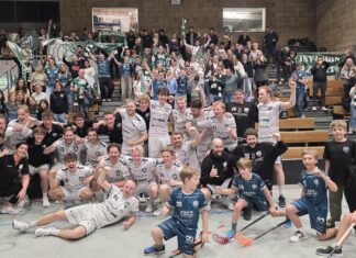 Derby-Wahnsinn in Bonn: Hofferbert schießt DJK zum sechsten Sieg in Folge "Derby"-Andenken: Mannschaft und Fans feiern den "Heimsieg" in Bonn (Foto: Kimmo Vallema)