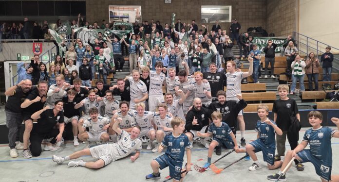 9ff2e2aa-371d-41c4-85fb-5f3b18e8e104 "Derby"-Andenken: Mannschaft und Fans feiern den "Heimsieg" in Bonn (Foto: Kimmo Vallema)