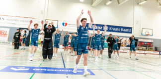 DJK-Serie hält: Holzbüttgen feiert Traum-Heimauftakt gegen Hamburg Rückkehrer Manour feiert mit dem Publikum (Foto: Rene Thönnißen)