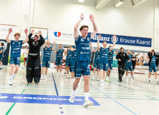DJK-Serie hält: Holzbüttgen feiert Traum-Heimauftakt gegen Hamburg Rückkehrer Manour feiert mit dem Publikum (Foto: Rene Thönnißen)