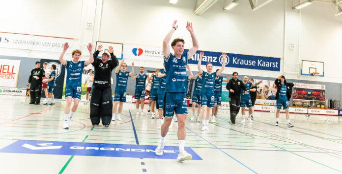 Rückkehrer Manour feiert mit dem Publikum (Foto: Rene Thönnißen)