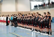 Vier Nationalteams, sechs Länderspiele und jede Menge Improvisation: Kaarst feiert internationale Floorball-Premiere Die dänische und deutsche U17 Nationalmannschaft bei den Hymnen (Foto: Floorball Deutschland)