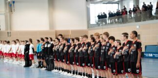 Vier Nationalteams, sechs Länderspiele und jede Menge Improvisation: Kaarst feiert internationale Floorball-Premiere Die dänische und deutsche U17 Nationalmannschaft bei den Hymnen (Foto: Floorball Deutschland)
