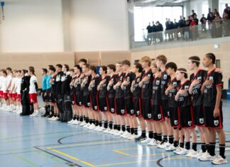 Vier Nationalteams, sechs Länderspiele und jede Menge Improvisation: Kaarst feiert internationale Floorball-Premiere Die dänische und deutsche U17 Nationalmannschaft bei den Hymnen (Foto: Floorball Deutschland)