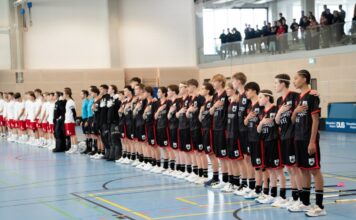 Vier Nationalteams, sechs Länderspiele und jede Menge Improvisation: Kaarst feiert internationale Floorball-Premiere Die dänische und deutsche U17 Nationalmannschaft bei den Hymnen (Foto: Floorball Deutschland)