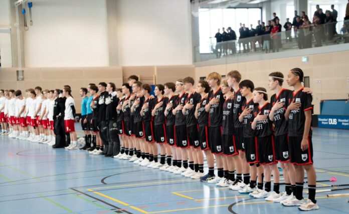 Die dänische und deutsche U17 Nationalmannschaft bei den Hymnen (Foto: Floorball Deutschland) Die dänische und deutsche U17 Nationalmannschaft bei den Hymnen (Foto: Floorball Deutschland)